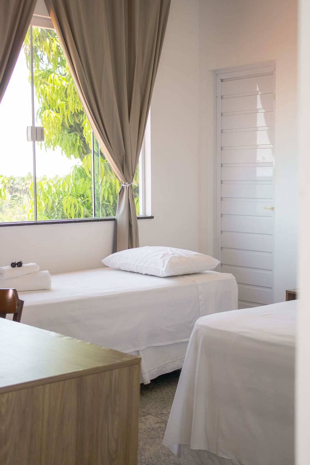 Quarto Master com camas de solteiro, ar-condicionado e televisão