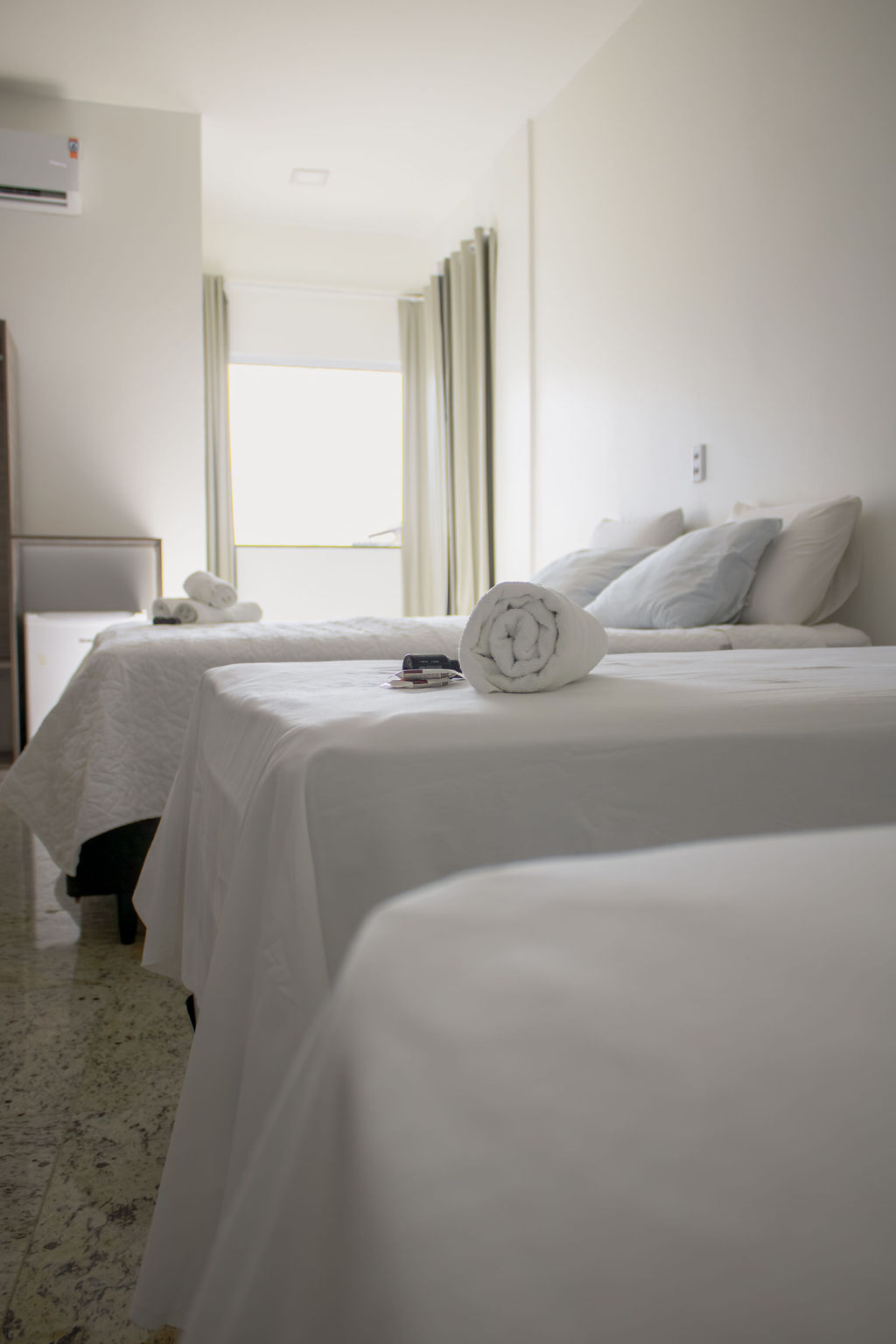 Quarto Triplo T Palmeiras amplo com cama queen-size para casal