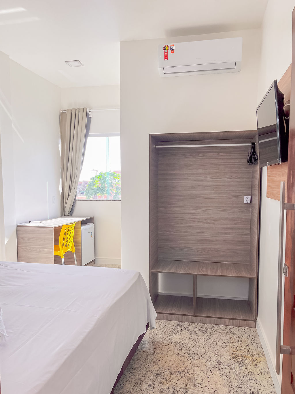 Quarto Standard Superior amplo com cama queen-size e vista no andar superior
