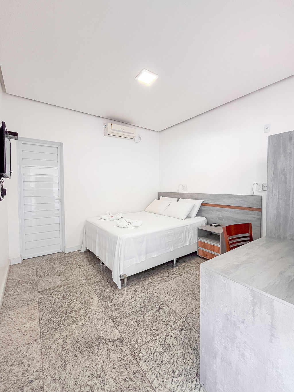 Quarto Duplo T Palmeiras amplo com cama queen-size e refeição inclusa